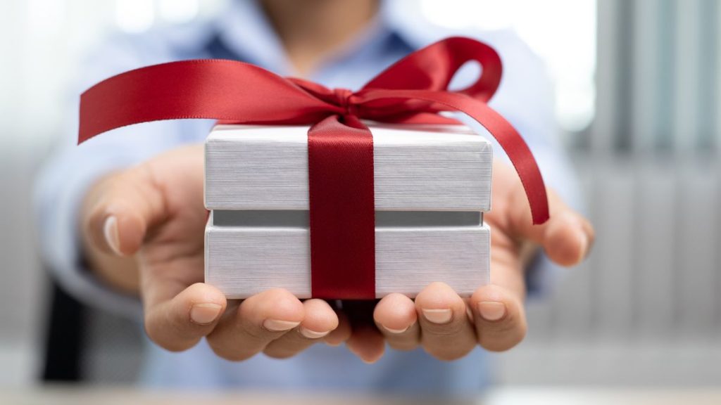 5 things you should not gifts according to Vastu Shatra